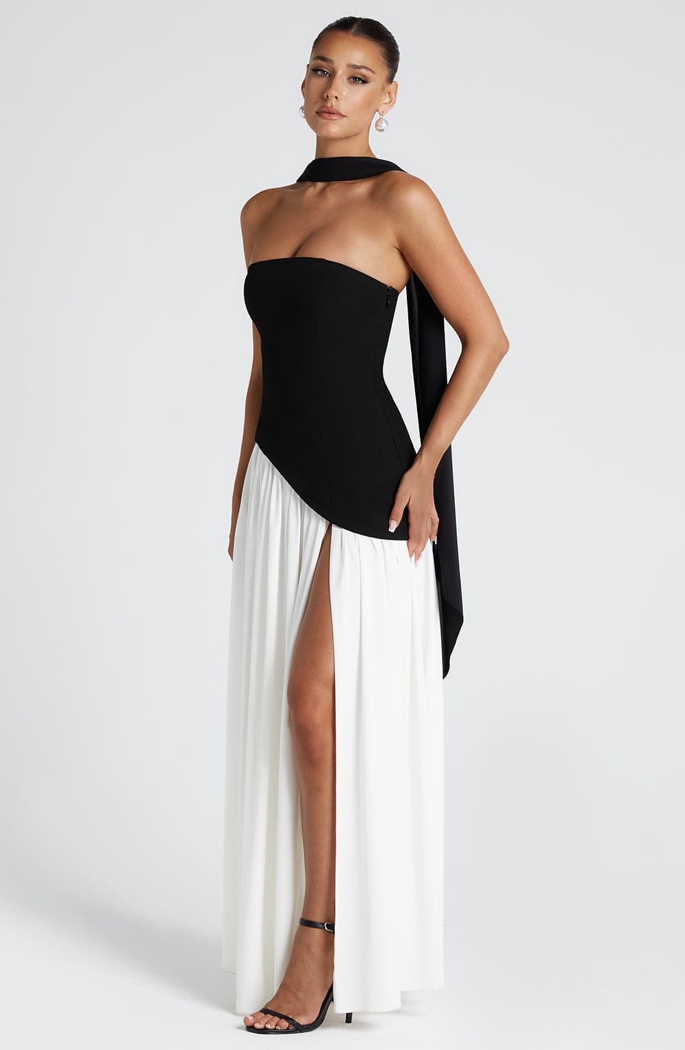 Elara™ | Abito Maxi Scultoreo con Scollo Halter e Spacco Profondo
