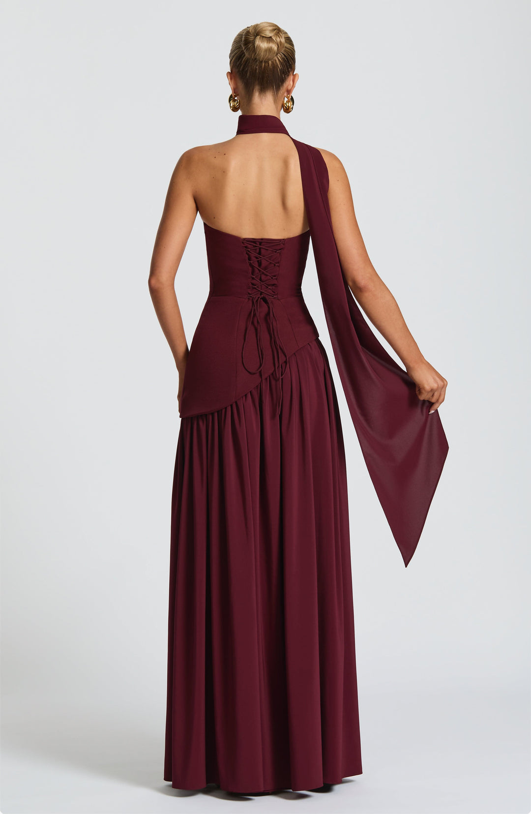 Elara™ | Abito Maxi Scultoreo con Scollo Halter e Spacco Profondo