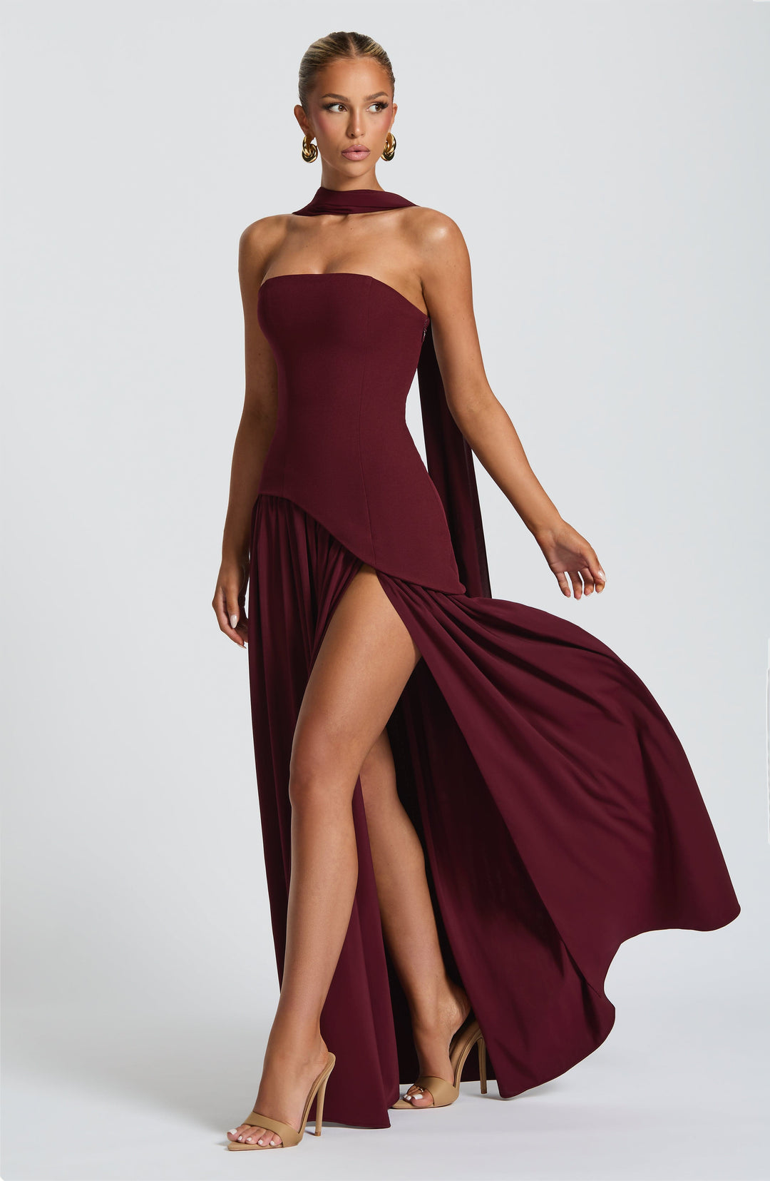 Elara™ | Abito Maxi Scultoreo con Scollo Halter e Spacco Profondo