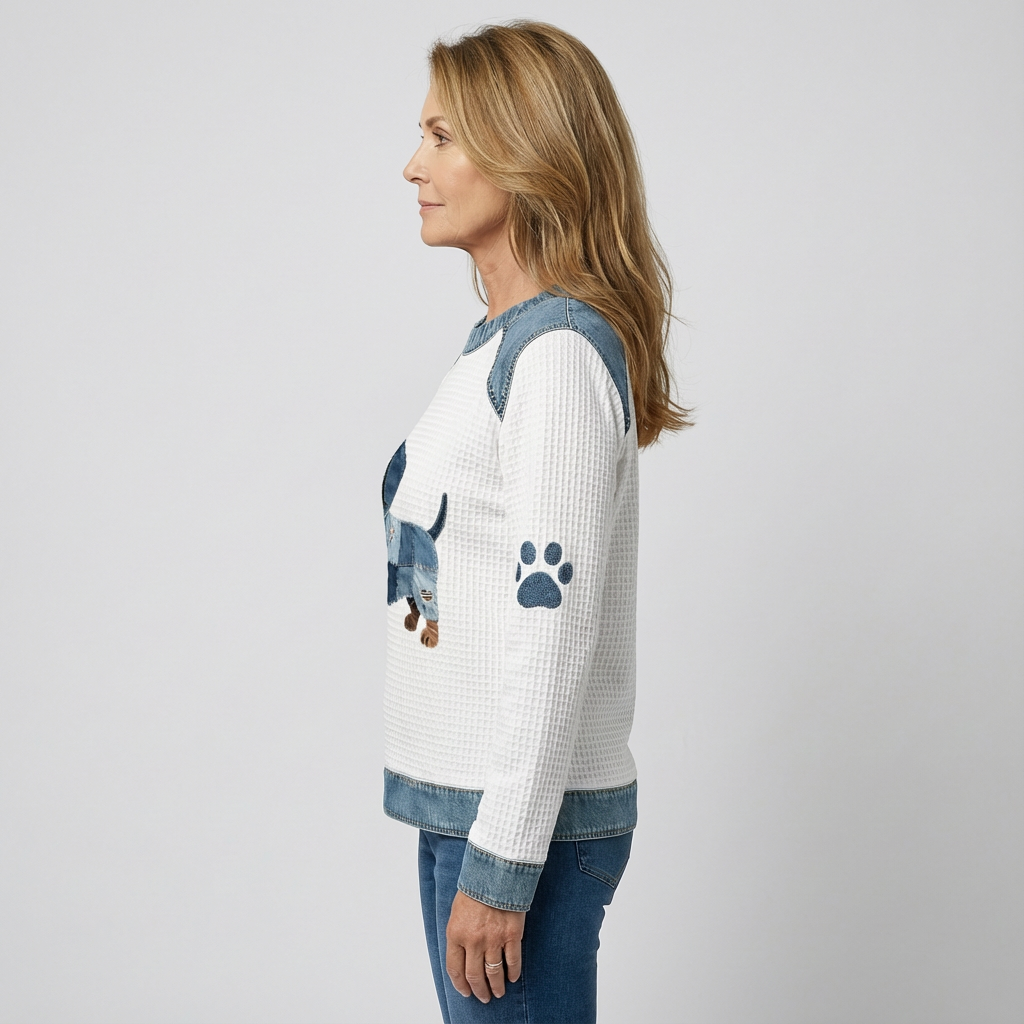Nuria – Incantevole cane bassotto con patchwork in denim