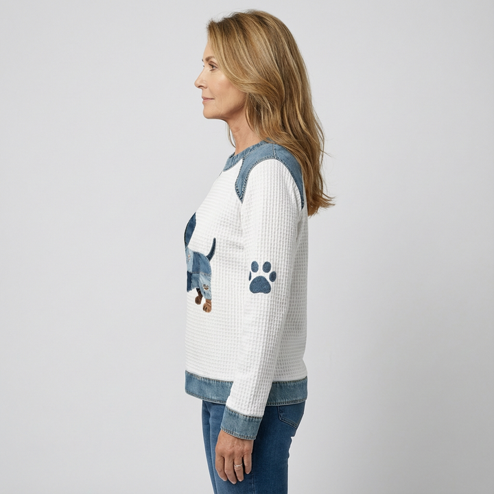 Nuria – Incantevole cane bassotto con patchwork in denim