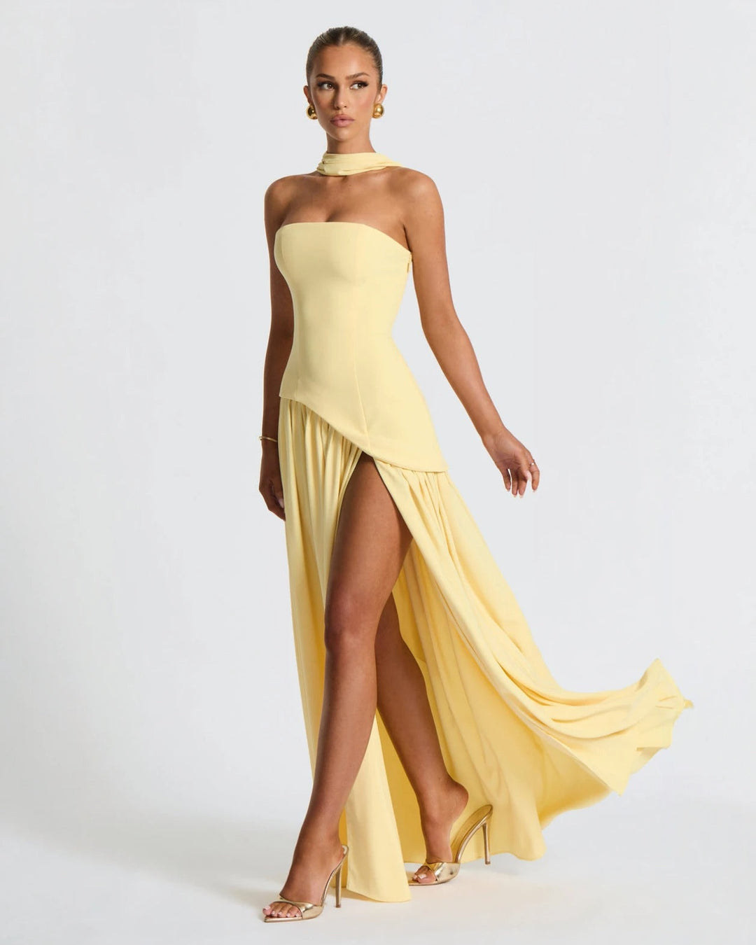 Elara™ | Abito Maxi Scultoreo con Scollo Halter e Spacco Profondo